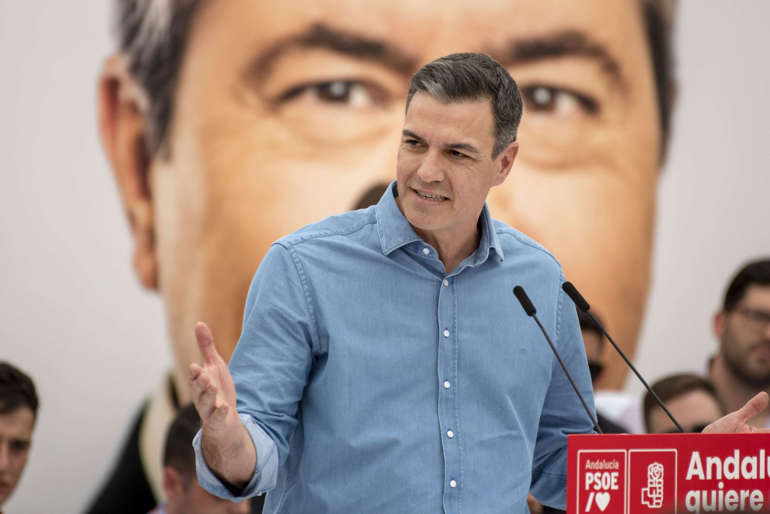 TORREDELCAMPO (JAÉN), 14/05/2022.- El secretario general del PSOE y presidente del Gobierno, Pedro Sánchez (c), da un discurso mientras acompaña al candidato socialista a la presidencia de la Junta de Andalucía y secretario general del PSOE-A, Juan Espadas (c) en un acto de la precampaña para las elecciones autonómicas del 19 de junio este sábado en la localidad jiennense de Torredelcampo. EFE/ José Manuel Pedrosa