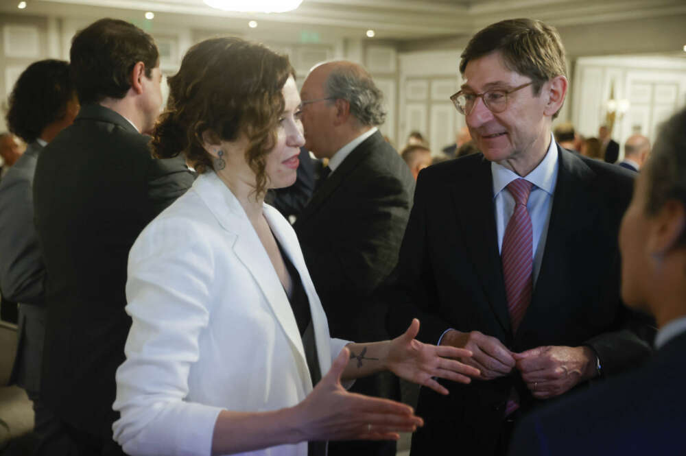 MADRID, 02/06/2022.- La presidenta de la Comunidad de Madrid, Isabel Díaz Ayuso, junto al presidente de CaixaBank, José Ignacio Goirigolzarri, a su llegada a la clausura del VIII Foro Guadarrama este jueves en Madrid. EFE/ Juan Carlos Hidalgo