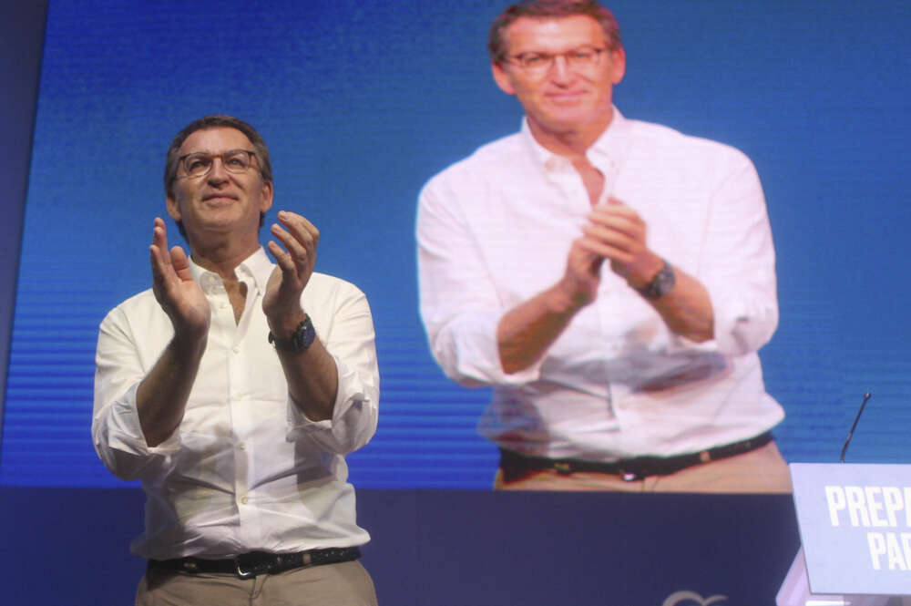 BADAJOZ, 16/07/2022.- El presidente nacional del Partido Popular, Alberto Núñez Feijóo (i), participa en el 13 Congreso Popular Extremeño, en Badajoz, este sábado. EFE/ Jero Morales