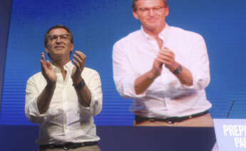 BADAJOZ, 16/07/2022.- El presidente nacional del Partido Popular, Alberto Núñez Feijóo (i), participa en el 13 Congreso Popular Extremeño, en Badajoz, este sábado. EFE/ Jero Morales