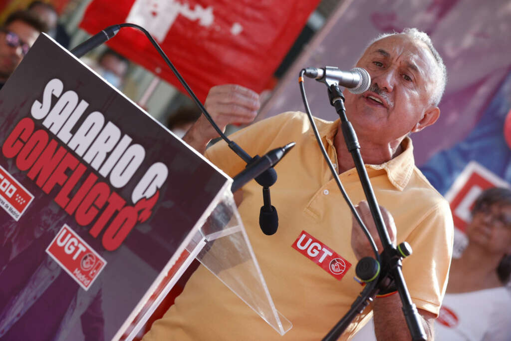 MADRID, 06/07/2022.- El secretario general de UGT, Pepe Álvarez da un discurso este miércoles durante la concentración frente a las sedes de las organizaciones patronales bajo el lema "Salario o conflicto", para exigir salarios dignos y el mantenimiento del poder adquisitivo de los trabajadores. EFE/Javier Lizón