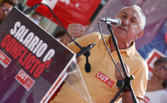 MADRID, 06/07/2022.- El secretario general de UGT, Pepe Álvarez da un discurso este miércoles durante la concentración frente a las sedes de las organizaciones patronales bajo el lema "Salario o conflicto", para exigir salarios dignos y el mantenimiento del poder adquisitivo de los trabajadores. EFE/Javier Lizón