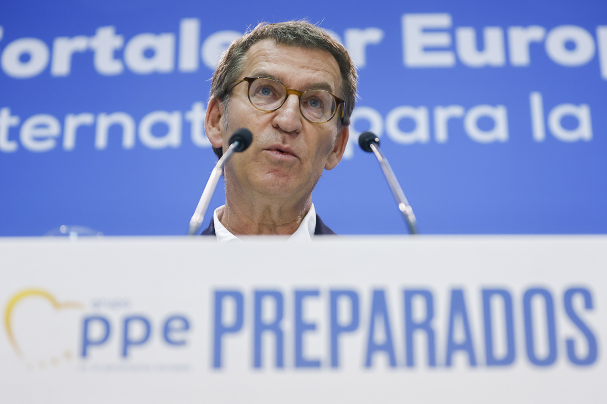 El presidente del Partido Popular, Alberto Núñez Feijóo, inaugura este miércoles las jornadas "Fortalecer Europa con una alternativa para la mayoría", que organiza la delegación española del Grupo PPE en el Parlamento Europeo en el marco de los Cursos de Verano de El Escorial de Madrid. EFE/ Sergio Pérez