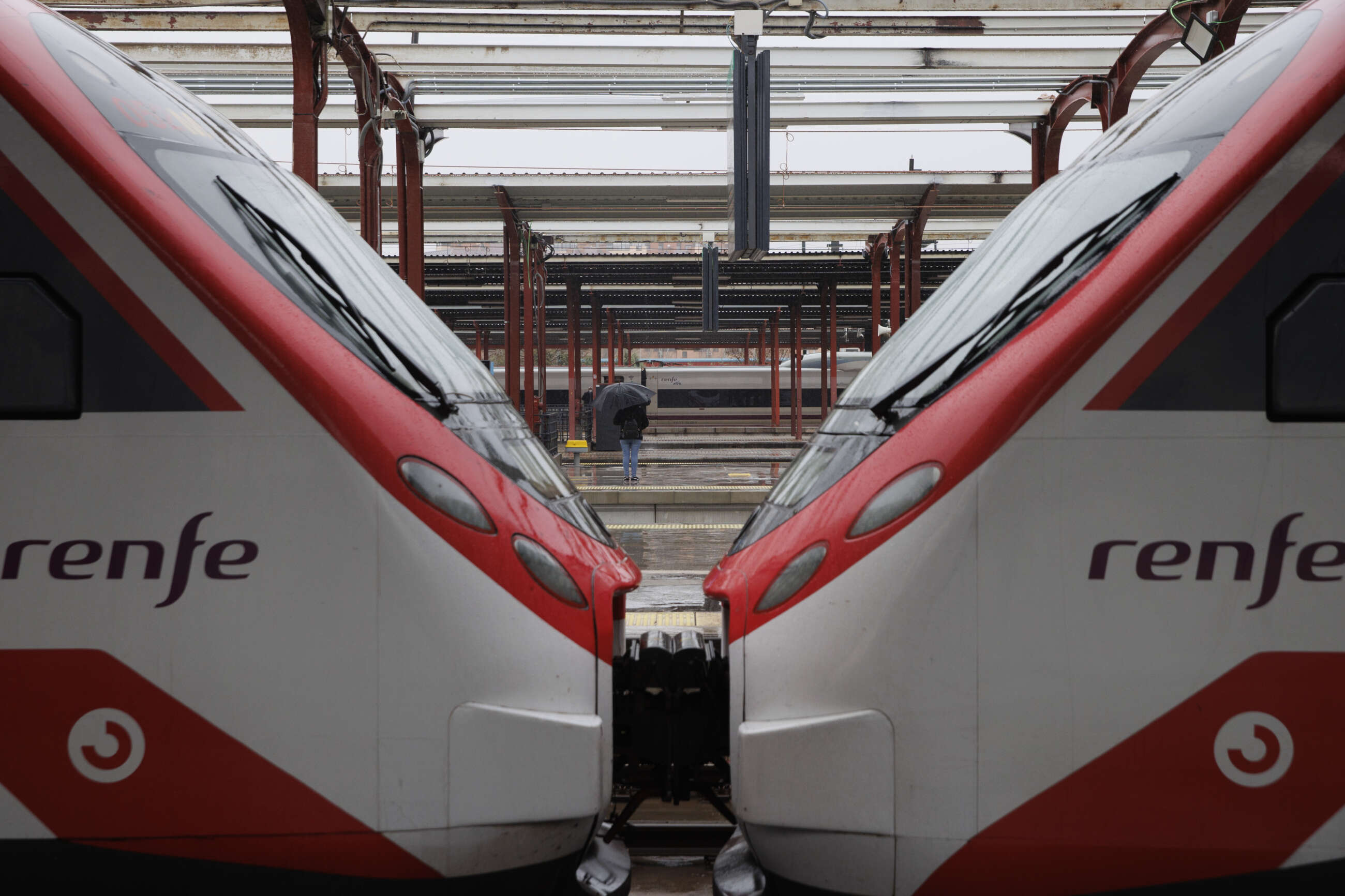 MADRID, 21/03/2022.- Una persona espera en un anden de la estación de Chamartín, este lunes. Una avería en el sistema informático de señalización de Chamartín a causa de las obras que allí se realizan está afectando este lunes desde primera hora de la mañana a la práctica totalidad de las líneas de Cercanías de Madrid, así como a trenes de media y larga distancia de ancho convencional. EFE/Sergio Pérez