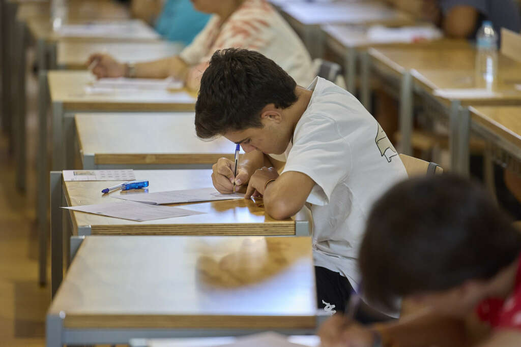 GRAF3103. TALAVERA DE LA REINA (TOLEDO), 04/07/2022.- Un estudiante realiza las pruebas extraordinarias de la Evaluación de Acceso a la Universidad (EvAU) en el distrito universitario de Castilla-La Mancha en Talavera de la Reina este lunes. EFE/Manu Reino