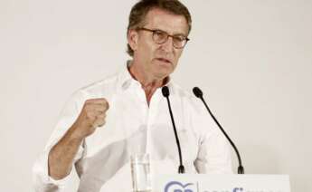 BARCELONA, 23/07/2022.- El presidente del Partido Popular, Alberto Núñez Feijóo, durante su intervención este sábado en la clausura del XIV Congreso Provincial del PP, en donde se eligió al nuevo presidente provincial del partido, Manu Reyes. EFE/Andreu Dalmau