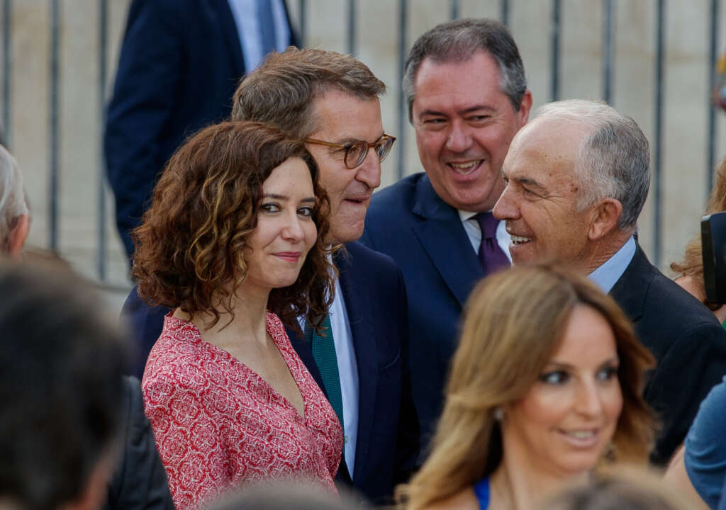 SEVILLA, 23/07/2022.- La presidenta de la Comunidad de Madrid, Isabel Díaz Ayuso; del PP, Alberto Núñez Feijóo, y el líder del PSOE andaluz, Juan Espadas (2d ) conversan antes de la jura del presidente de la Junta de Andalucía, Juanma Moreno, hoy sábado en un acto que se ha desarrollado ante la fachada del Palacio de San Telmo de Sevilla, sede de la Presidencia. EFE/Julio Muñoz