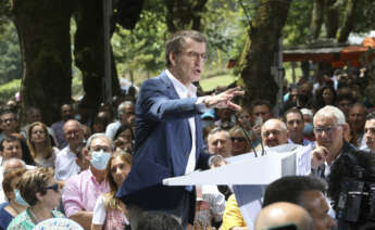 O PINO (A CORUÑA), 02/07/2022.- El presidente del PP, Alberto Núñez Feijoo (i), durante su intervención en la IV Romería Popular de la localidad coruñesa de O Pino, este sábado. Feijoo ha sido muy crítico este sábado con la política económica del Gobierno y ha sostenido que la inflación en el 10,2 % en mayo demuestra que el presidente, Pedro Sánchez, es "el peor alumno de la clase" en Europa. EFE/Xoán Rey