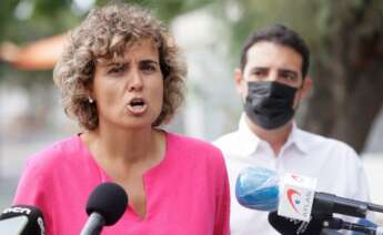 BARCELONA, 19/08/2021.- La portavoz del PP en el Parlamento Europeo, Dolors Montserrat (I), atiende a los medios de comunicación junto al presidente del PP de Barcelona, Manu Reyes (d), para valorar la actualidad política tras reunirse con representantes del sector de la restauración de Barcelona. EFE/Quique Garcia