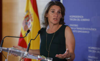 MADRID, 08/08/2022.- La ministra para la Transición Ecológica y el Reto Demográfico, Teresa Ribera, atiende a la prensa tras la reunión telemática con los responsables autonómicos en las áreas de Energía, Industria y Comercio y la Federación Española de Municipios y Provincias (FEMP) para analizar los detalles del plan de ahorro, este lunes en Madrid. EFE/ Chema Moya