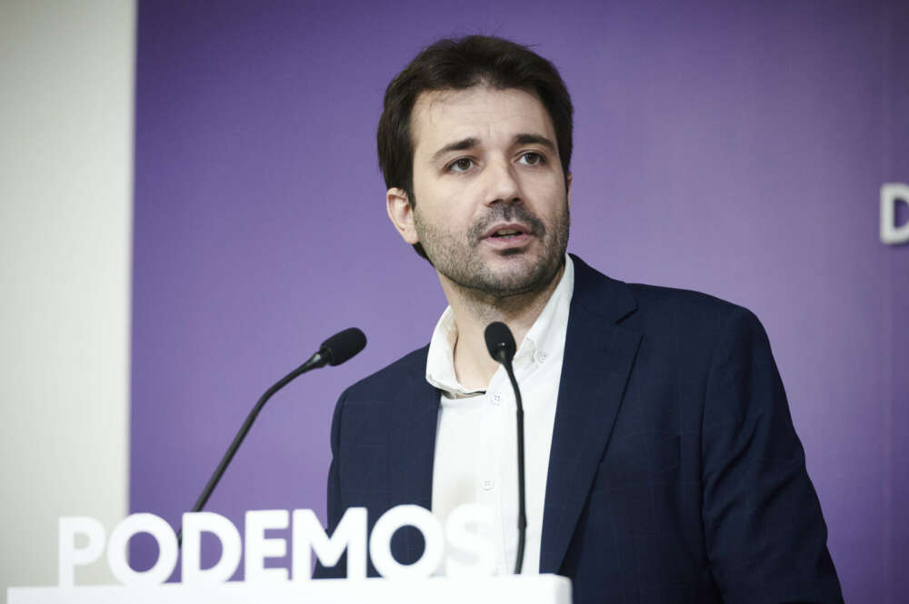 MADRID, 11/04/2022.- El portavoz de Podemos, Javier Sánchez Serna, durante la rueda de prensa ofrecida este lunes en Madrid, juntoa la secretaria de Acción Institucional, María Teresa Pérez . EFE/Luca Piergiovanni