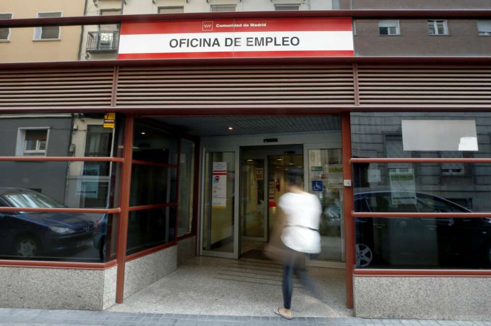 GRAF7320. MADRID, 02/07/2019.- Vista del exterior de una oficina de empleo en Madrid. El número de parados registrados en las oficinas del Servicio Público de Empleo Estatal (SEPE) se redujo en 63.805 personas durante junio, marcando el menor recorte en ese mes desde 2009. De acuerdo con los datos publicados este martes por el Ministerio de Trabajo, Migraciones y Seguridad Social, el número total de desempleados se situó en 3.015.686, la cifra más baja desde noviembre de 2008, tras salir de las listas del paro 146.476 personas en el último año (con un ritmo de reducción del 4,63 %). EFE/Javier Lizón