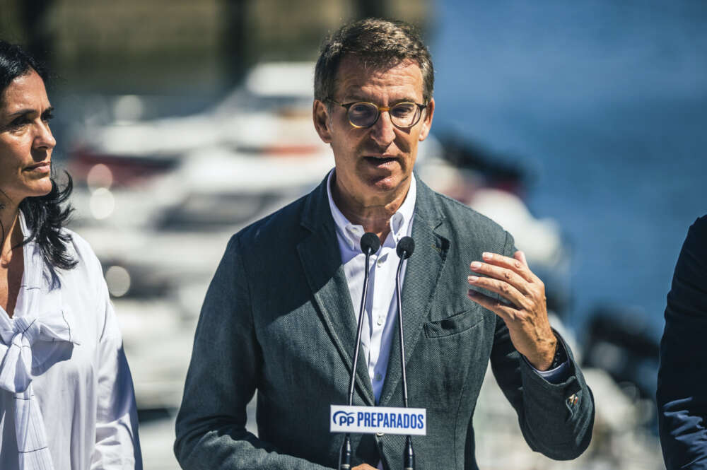 PORTO DO SON (A CORUÑA), 18/08/2022.- El presidente del PP, Alberto Nuñez Feijóo realiza un recorrido por locales comerciales y de hostelería de Porto do Son acompañado de la secretaria general del PPdeG, Paula Prado, y del alcalde de la localidad, Luis Oujo. EFE/Óscar Corral