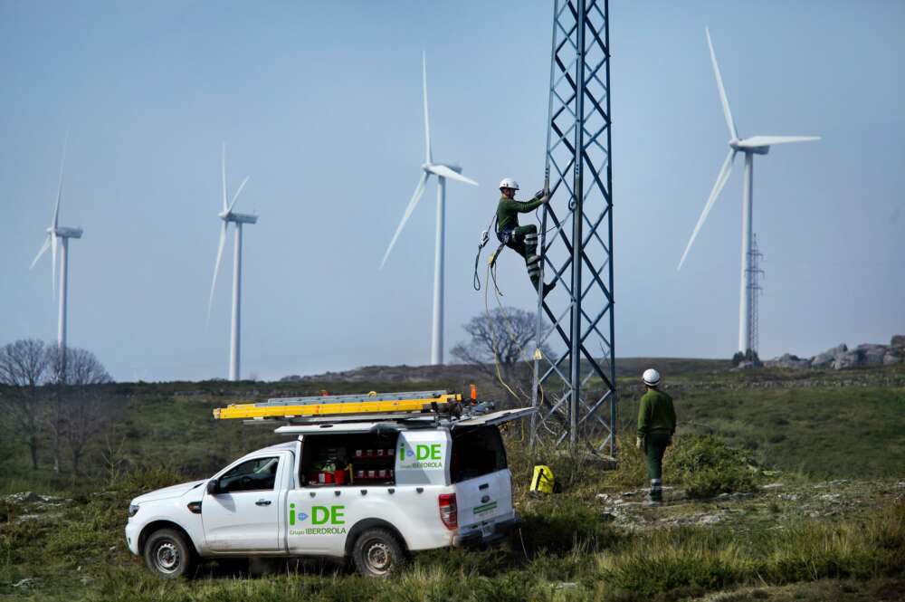 Tareas de mantenimiento en líneas eléctricas. Iberdrola.