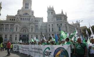 MADRID, 24/09/2022.- Un momento de la manifestación convocada por CSIF en Madrid, para exigir una subida salarial justa y una jubilación digna, además de mostrar su rechazo al empobrecimiento social y al deterioro de los servicios públicos. Al acto se une JUSAPOL para protestar por la equiparación salarial de policías y guardias civiles con el resto de policías autonómicas. EFE/ J.J.Guillen