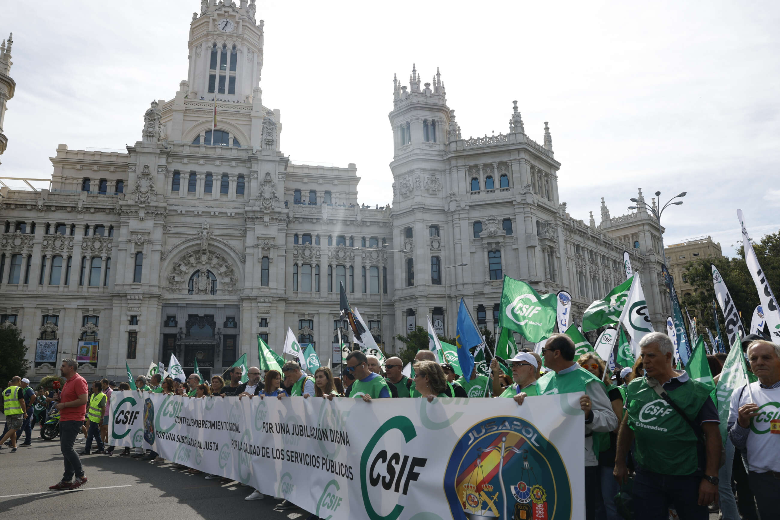 MADRID, 24/09/2022.- Un momento de la manifestación convocada por CSIF en Madrid, para exigir una subida salarial justa y una jubilación digna, además de mostrar su rechazo al empobrecimiento social y al deterioro de los servicios públicos. Al acto se une JUSAPOL para protestar por la equiparación salarial de policías y guardias civiles con el resto de policías autonómicas. EFE/ J.J.Guillen