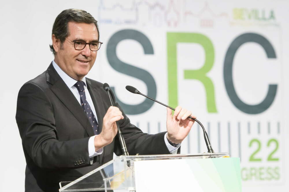 SEVILLA, 27/09/2022.- El presidente de la CEOE, Antonio Garamendi, durante su intervención en el congreso anual Spain Retail Congress, donde en declaraciones a los medios ha dicho que considera un "error" la decisión del Gobierno de incorporar un nuevo impuesto a las grandes fortunas, que ha achacado a la decisión del Gobierno andaluz de eliminar el impuesto de patrimonio, y ha animado a otras comunidades a que hagan lo mismo, este martes en Sevilla. EFE/ Raúl Caro.