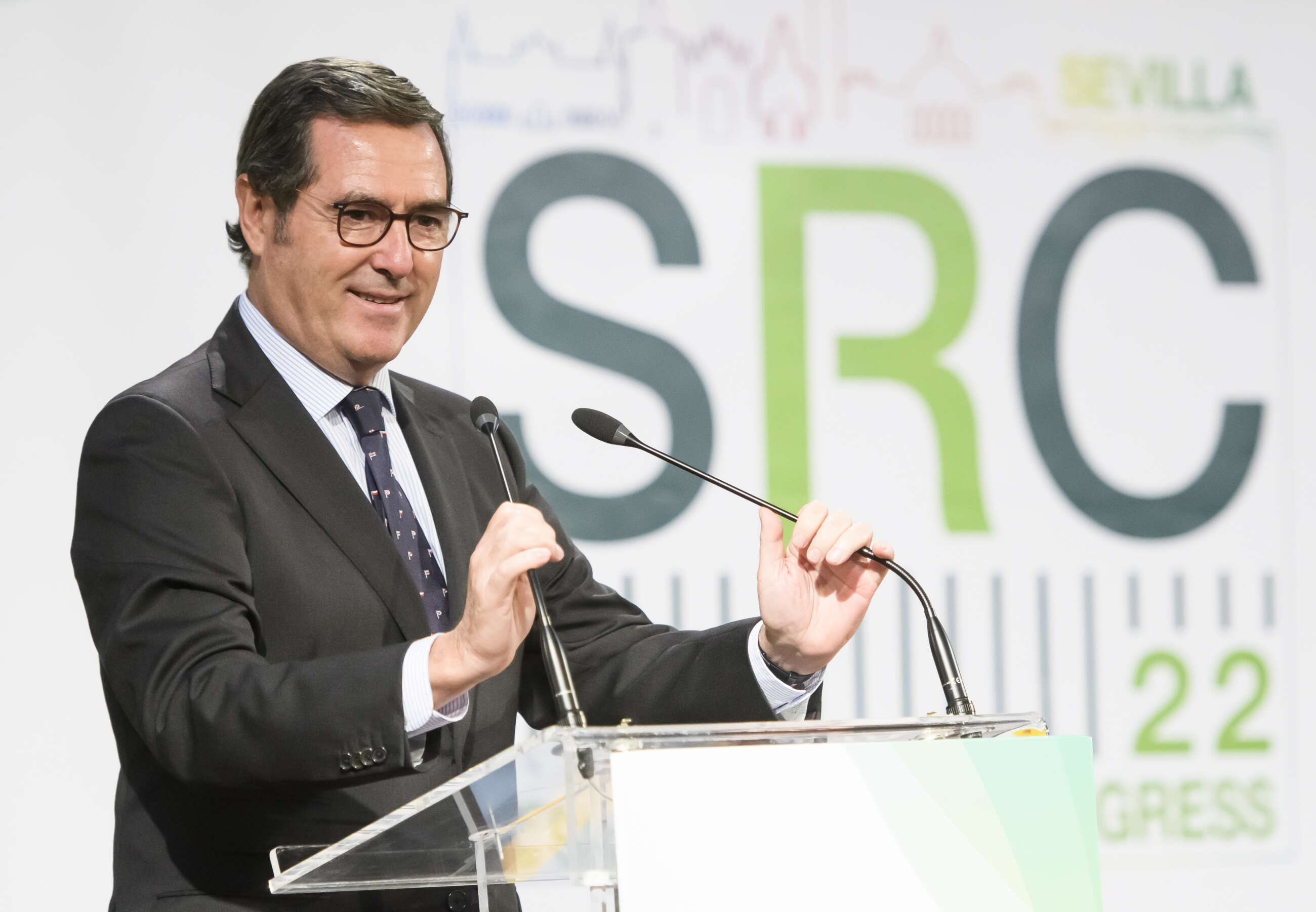 SEVILLA, 27/09/2022.- El presidente de la CEOE, Antonio Garamendi, durante su intervención en el congreso anual Spain Retail Congress, donde en declaraciones a los medios ha dicho que considera un "error" la decisión del Gobierno de incorporar un nuevo impuesto a las grandes fortunas, que ha achacado a la decisión del Gobierno andaluz de eliminar el impuesto de patrimonio, y ha animado a otras comunidades a que hagan lo mismo, este martes en Sevilla. EFE/ Raúl Caro.