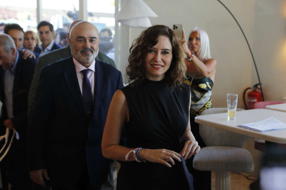 MADRID, 06/09/2022.- La presidenta de la Comunidad de Madrid, Isabel Díaz Ayuso, a su llegada a la Gala Tabernesa, durante la cual se nombrarán varias personalidades de la sociedad civil de Madrid embajadores de Tabarnia, este martes en Madrid. EFE/Luis Millán