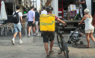 Un repartidor de Glovo, en las calles de Valencia. EFE/ Juan Carlos Cárdenas