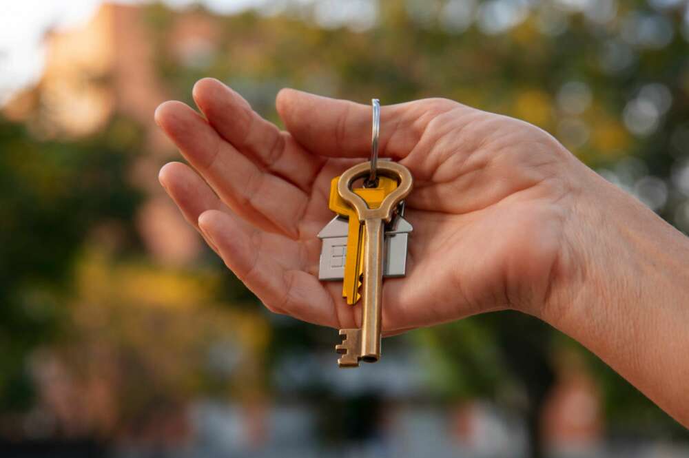 Una mujer sostiene unas llaves de su casa en la mano. Foto: Freepik.