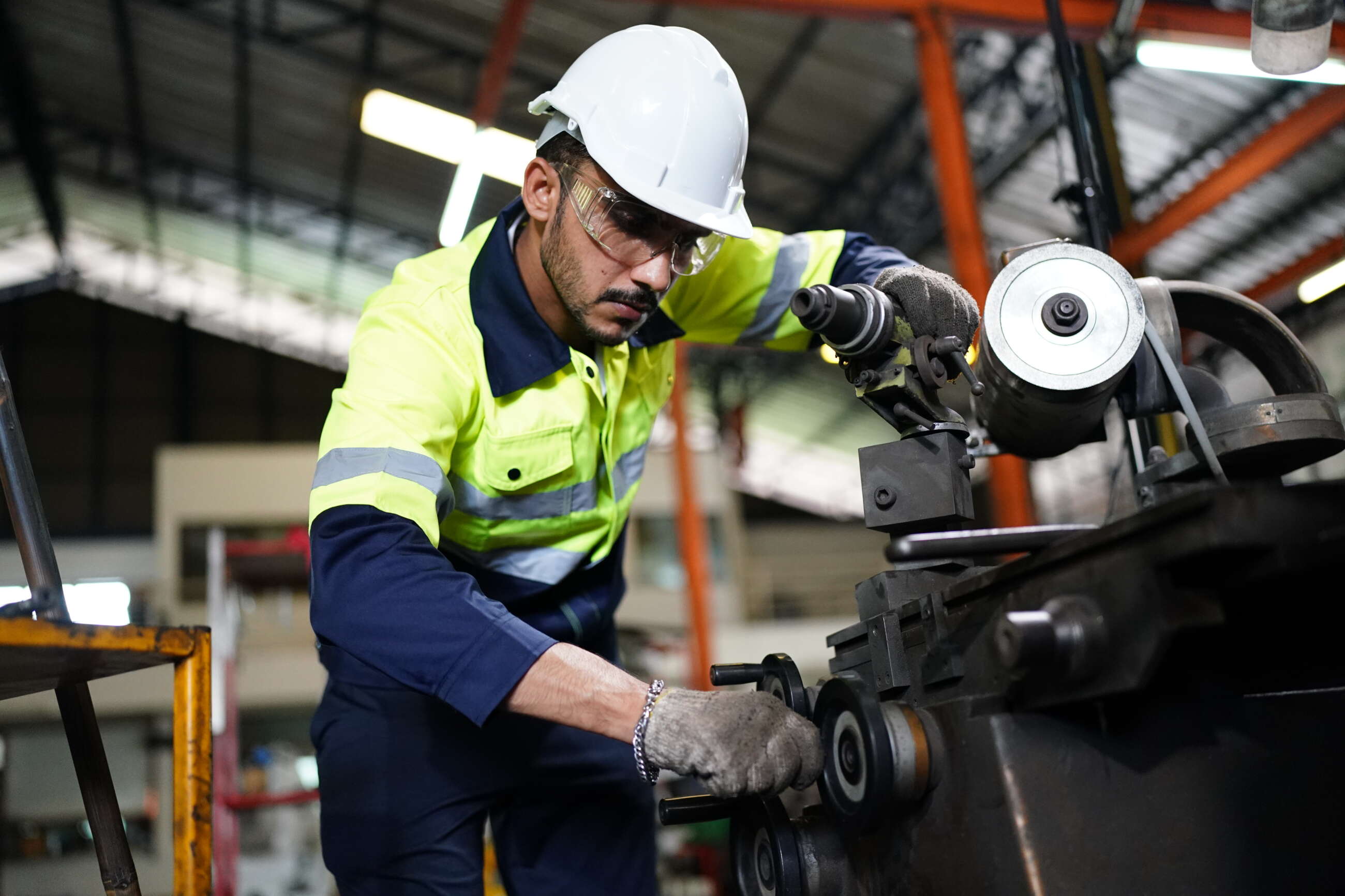 Un trabajador en una fábrica industrial.