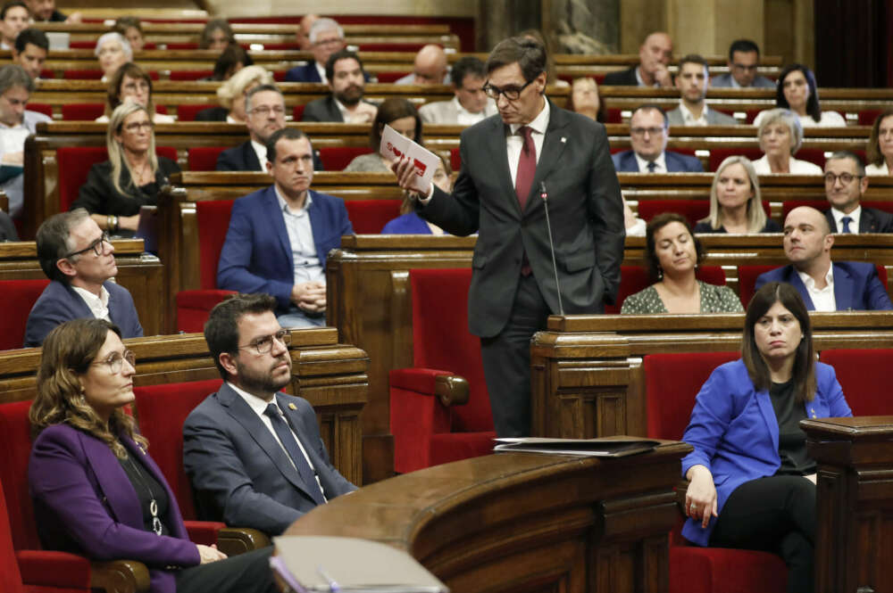 GRAFCAT1724. BARCELONA, 05/10/2022.- El líder del PSC, Salvador Illa, interpela al presidente de la Generalitat, Pere Aragonès, durante la sesión de control al gobierno catalán que se celebra en el pleno del Parlament. EFE/Andreu Dalmau