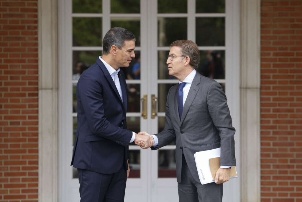 MADRID, 10/10/2022.- El presidente del Gobierno, Pedro Sánchez (i), recibe al líder del PP, Alberto Núñez Feijóo (d), antes de su reunión en La Moncloa, este lunes, para abordar la situación de crisis que se abre en el CGPJ tras la formalización de la dimisión del presidente del Tribunal Supremo y del CGPJ, Carlos Lesmes. EFE/ Sergio Pérez