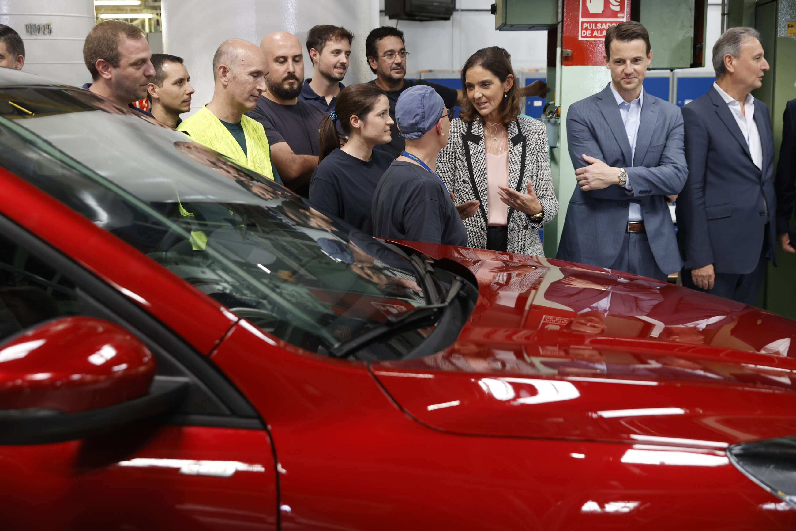 La ministra de Industria, Reyes Maroto, saluda a trabajadores en las instalaciones de la fábrica de Ford en Almussafes. EFE/ Kai Forsterling