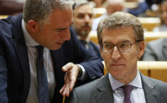 MADRID, 25/10/2022.- El líder del PP, Alberto Núñez Feijóo (d), conversa con el coordinador general de su partido, Elías Bendodo, durante la sesión de control al Gobierno celebrada en la Cámara Alta, este martes en Madrid. EFE/ Mariscal