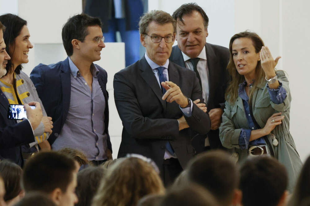 SANTIAGO DE COMPOSTELA, 15/10/2022.- El presidente del PP, Alberto Núñez Feijóo (c) tras su intervención en el XIII Congreso Nacional de Familias Numerosas, este sábado en Santiago de Compostela. EFE/Lavandeira jr