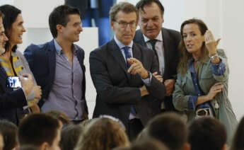 SANTIAGO DE COMPOSTELA, 15/10/2022.- El presidente del PP, Alberto Núñez Feijóo (c) tras su intervención en el XIII Congreso Nacional de Familias Numerosas, este sábado en Santiago de Compostela. EFE/Lavandeira jr