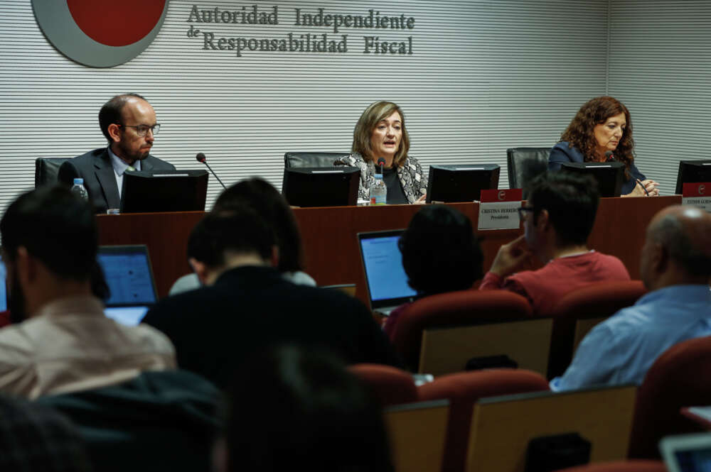 La presidenta de la AIReF, Cristina Herrero (c), acompañada por el director de la División de Análisis Presupuestario, Ignacio Fernández-Huertas Moraga, y por la directora de la División de Análisis Económico, Esther Gordo Mora. EFE/ Luis Millán