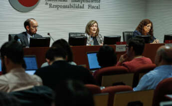 La presidenta de la AIReF, Cristina Herrero (c), acompañada por el director de la División de Análisis Presupuestario, Ignacio Fernández-Huertas Moraga, y por la directora de la División de Análisis Económico, Esther Gordo Mora. EFE/ Luis Millán