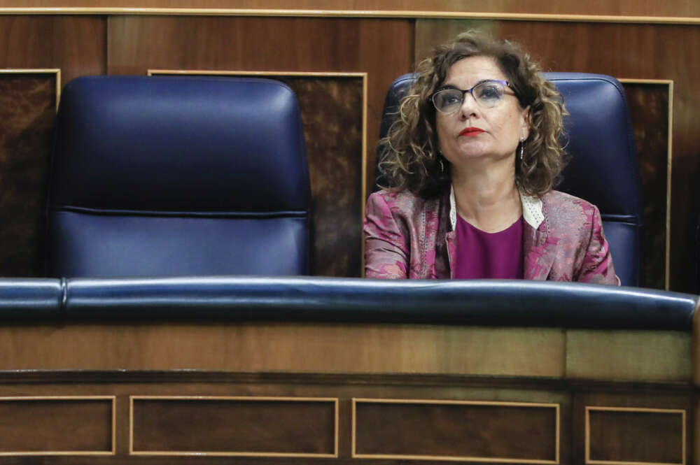 MADRID, 29/09/2022.- La ministra de Economía y Hacienda, María Jesús Montero, durante en el pleno del Congreso que se celebra este jueves en Madrid, donde defiende el proyecto de ley por el que se modifica la Ley 28/1990, de 26 de diciembre, por la que se aprueba el Convenio Económico entre el Estado y la Comunidad Foral de Navarra. EFE/ Fernando Alvarado