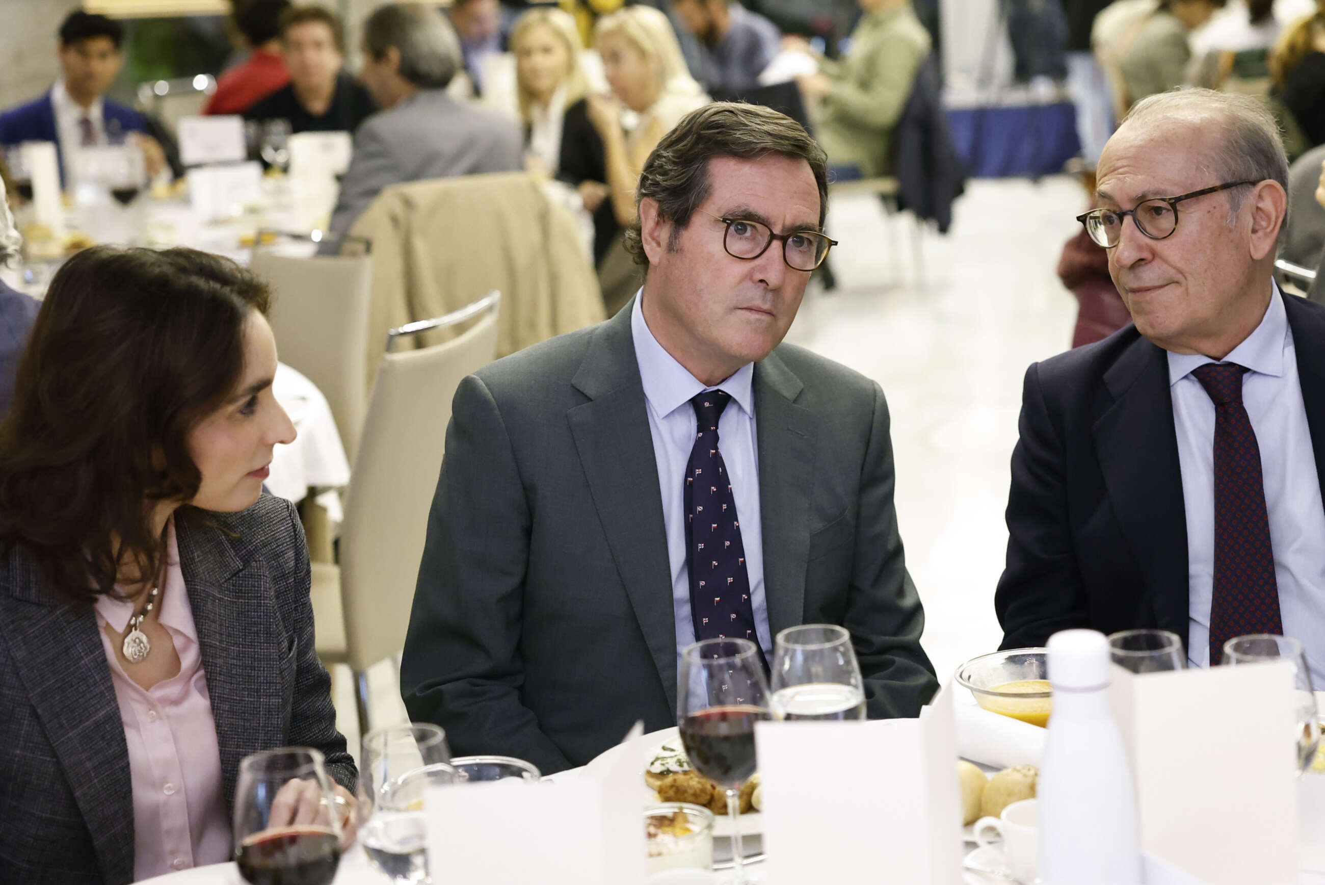 MADRID, 24/10/2022.- El presidente de la CEOE, Antonio Garamendi (c), durante un almuerzo-coloquio del Club siglo XXI este lunes en Madrid. EFE/ Chema Moya