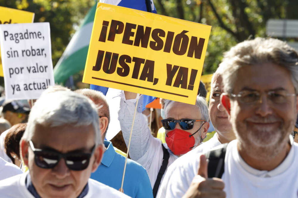 MADRID, 15/10/2022.- Vista de los participantes en la manifestación por las Pensiones Dignas organizada por los colectivos de pensionistas este sábado en Madrid. EFE/ Chema Moya