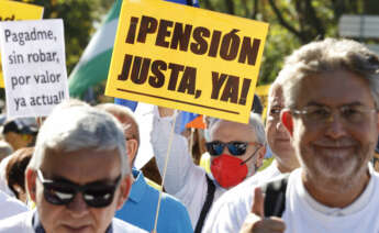 MADRID, 15/10/2022.- Vista de los participantes en la manifestación por las Pensiones Dignas organizada por los colectivos de pensionistas este sábado en Madrid. EFE/ Chema Moya