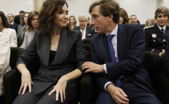 MADRID, 06/10/2022.- La presidenta de la Comunidad de Madrid, Isabel Diaz Ayuso, conversa con el alcalde de Madrid, José Luis Martínez Almeida, durante el solemne acto de apertura del Año Judicial 2022-23 en la Comunidad de Madrid, este jueves. EFE/Sergio Pérez