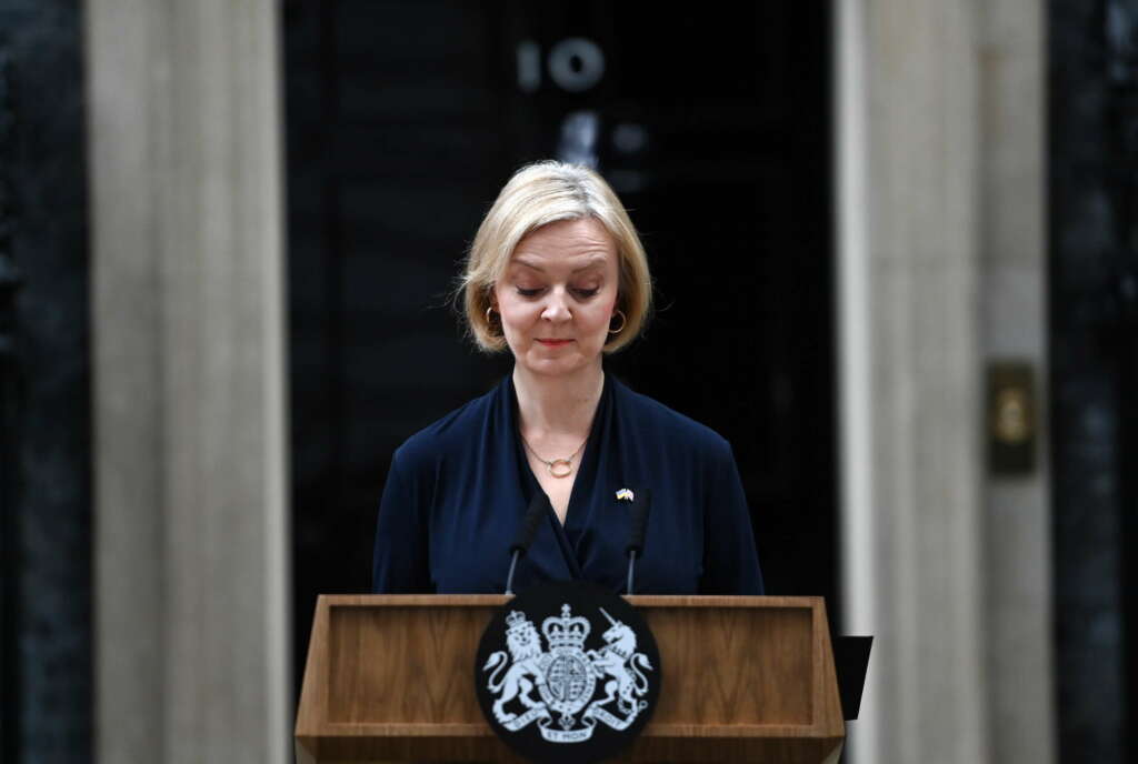 London (United Kingdom), 20/10/2022.- British Prime Minister Liz Truss delivers a resignation statement outside 10 Downing Street in London, Britain, 20 October 2022. Truss gave in to increasing calls for her to resign from Tory MPs. She will remain in power until a new Prime Minister will be appointed. (Reino Unido, Londres) EFE/EPA/ANDY RAIN