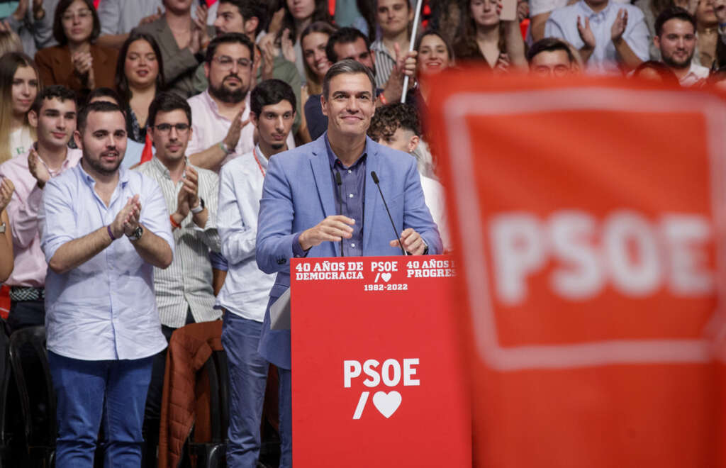 El presidente del Gobierno, Pedro Sánchez durante su participación este sábado en Sevilla en un acto para conmemorar el 40 aniversario de la victoria electoral que en 1982 hizo posible el primer gobierno socialista de la democracia. EFE/Julio Muñoz