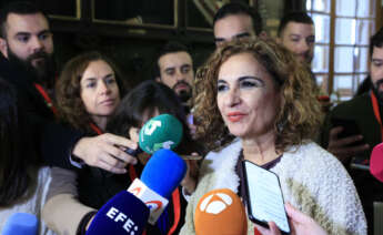 MADRID, 28/11/2022.- La ministra de Hacienda, María Jesús Montero, atiende a la prensa a su llegada al homenaje que organiza el PSOE a la escritora Almudena Grandes, fallecida hace un año, este lunes en el Ateneo de Madrid. EFE/ Zipi