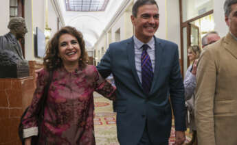 MADRID, 24/11/2022.- El presidente del Gobierno, Pedro Sánchez (c), junto a la ministra de Hacienda y Función Pública, María Jesús Montero (i), a su llegada a la última jornada de debate y votación de los presupuestos en el pleno del Congreso, este jueves. EFE/ Kiko Huesca