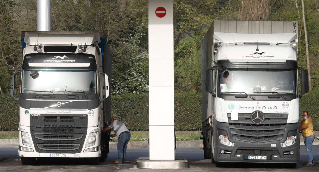 GRAFCAV3936. IRUN (GIPUZKOA) (ESPAÑA), 28/03/2022.- Varios camioneros repostan en la zona fronteriza de Behobia en Irun, donde este lunes el sindicato de transportistas vascos Hiru a realizado una protesta con una caravana procedente de Olaberria (Gipuzkoa). EFE/Juan Herrero.