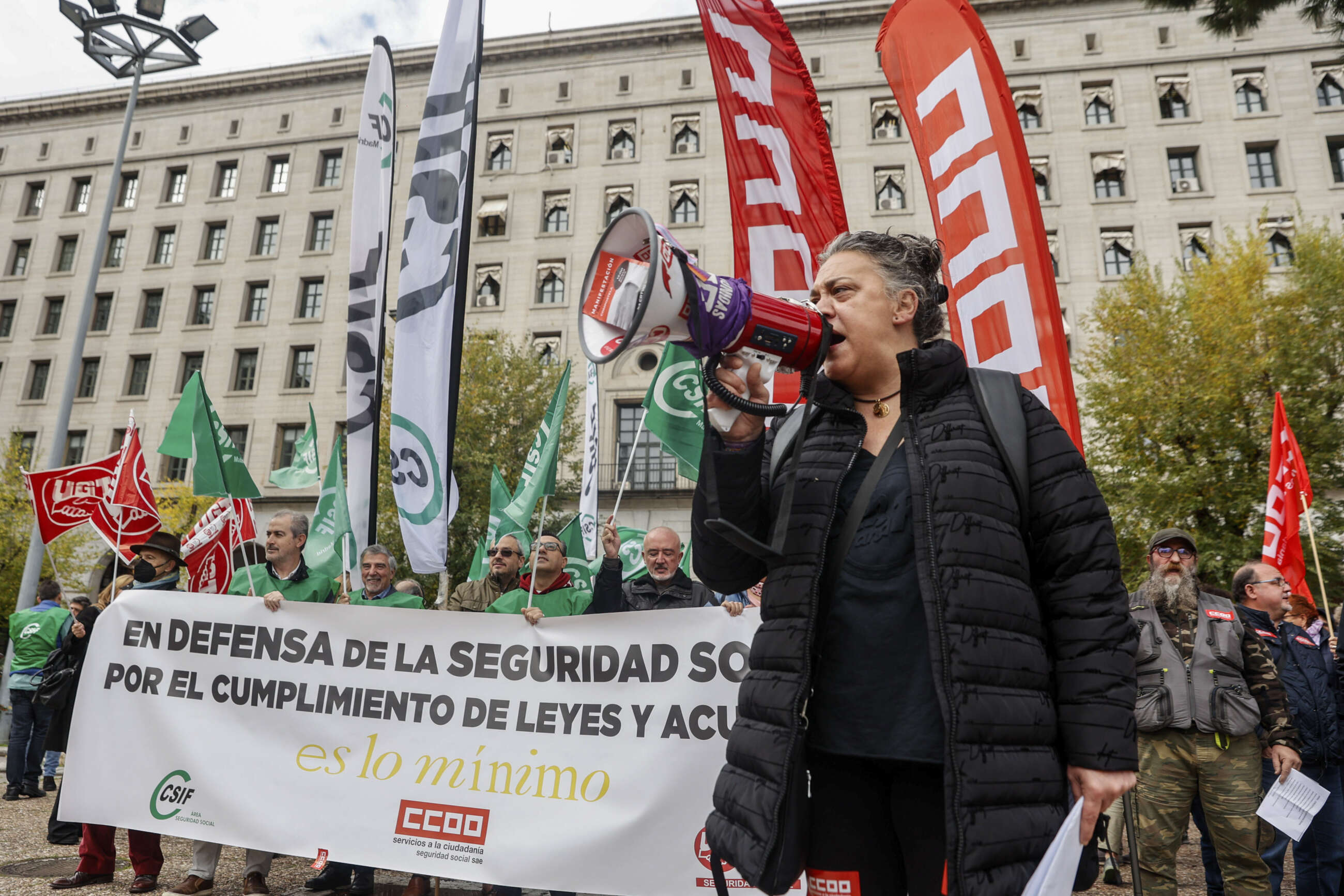 MADRID, 18/11/2022.- La Central Sindical Independiente y de Funcionarios (CSIF), sindicato más representativo en las administraciones, convoca este viernes -junto con CC.OO. y UGT- una concentración ante la sede del Ministerio de Trabajo de Madrid para denunciar la caótica situación que sufre la Seguridad Social, con falta de efectivos, retraso en la gestión de las prestaciones y el incumplimiento general de los acuerdos de personal. EFE/ Daniel González