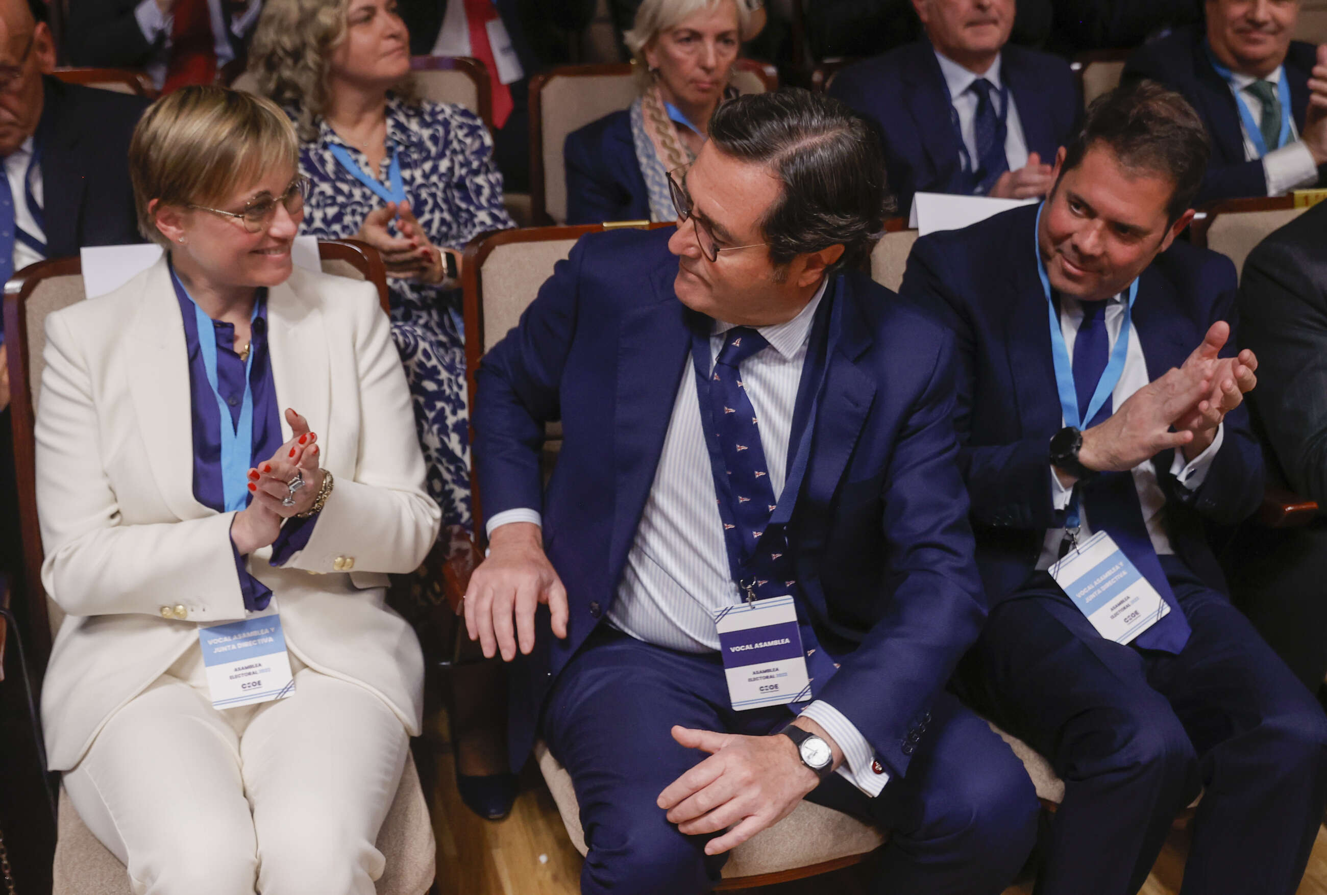 MADRID, 23/11/2022.- Antonio Garamendi (d) ha ganado este miércoles las elecciones a la presidencia de la patronal CEOE con 534 votos a favor y seguirá un segundo mandato de cuatro años más al frente de los empresarios, felicitado por la otra candidata, la vicepresidenta de Foment del Treball, Virgina Guinda. EFE/ Juan Carlos Hidalgo