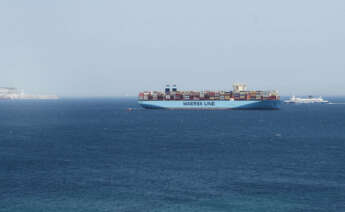 GRA241 ALGECIRAS (Cádiz), 3/6/2017.- La naviera Maersk Line ha desviado de Algeciras (Cádiz) al puerto marroquí de Tánger Med la escala del barco "Madrid Maersk", en el viaje inaugural del primer buque Triple E de nueva generación de la compañía.El buque portacontenedores de mayor capacidad de Maersk tenía prevista su primera escala en el puerto algecireño este sábado, pero finalmente lo hizo en el puerto marroquí.Hoy ha permanecido fondeado en aguas de la Bahía de Algeciras, sin llegar a acceder al puerto algecireño, para repostar mediante una operación de "bunkering" y continuar su viaje.La compañía no ha explicado en su web oficial los motivos del desvío, aunque en las anteriores ocasiones en las que se han anunciado huelgas en la estiba española ha llevado a cabo este tipo de desvíos. EFE/A.Carrasco Ragel.