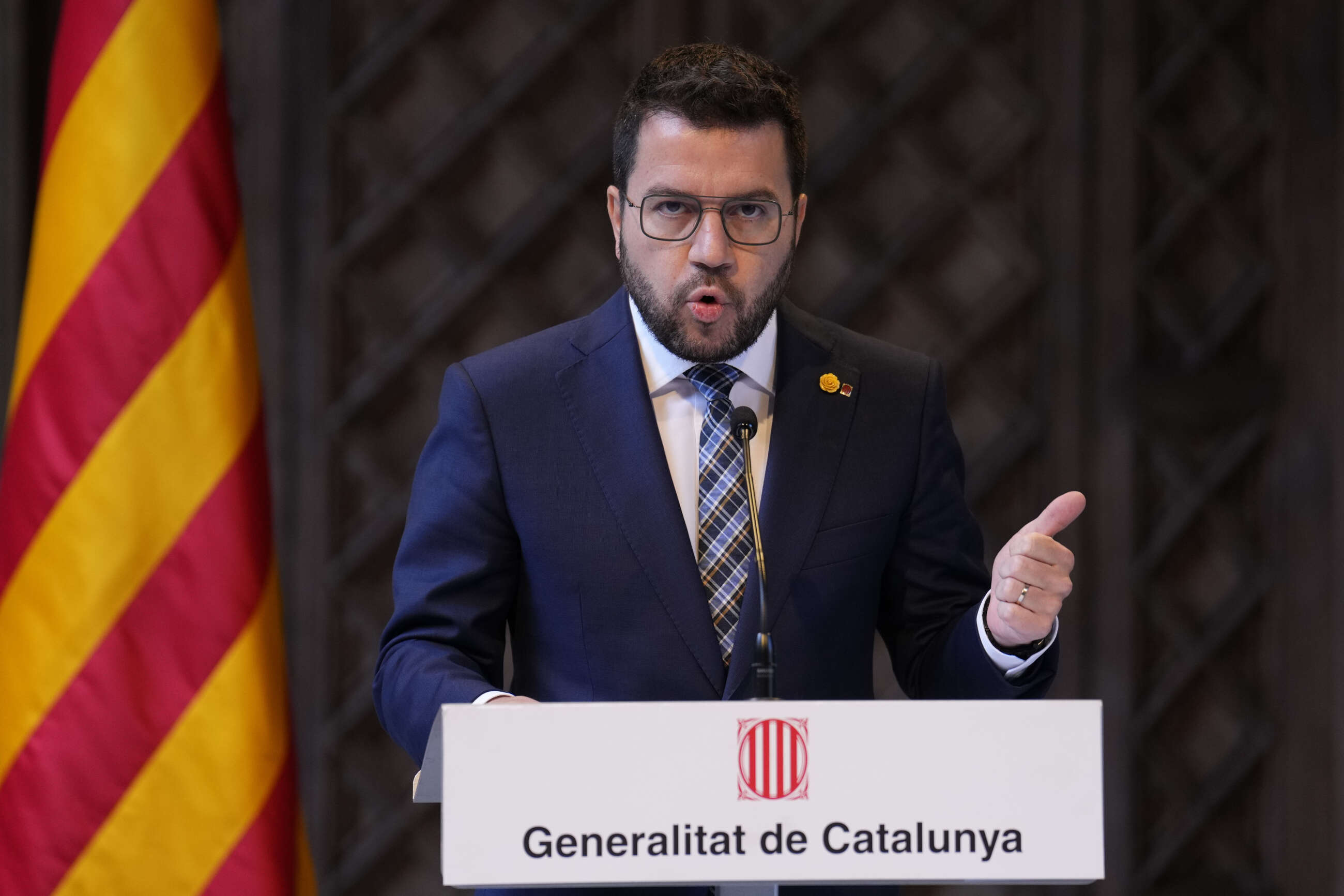 GRAFCAT3058. BARCELONA, 11/11/2022.- El presidente de la Generalitat, Pere Aragonès, durante la declaración que ha realizado este viernes en el Palau de la Generalitat en la que ha asegurado que la "derogación" del delito de sedición permite avanzar hacia el "fin de la represión" sobre el movimiento independentista y supone un "paso adelante en el camino de la resolución del conflicto político" entre Cataluña y el Estado. EFE/Alejandro García