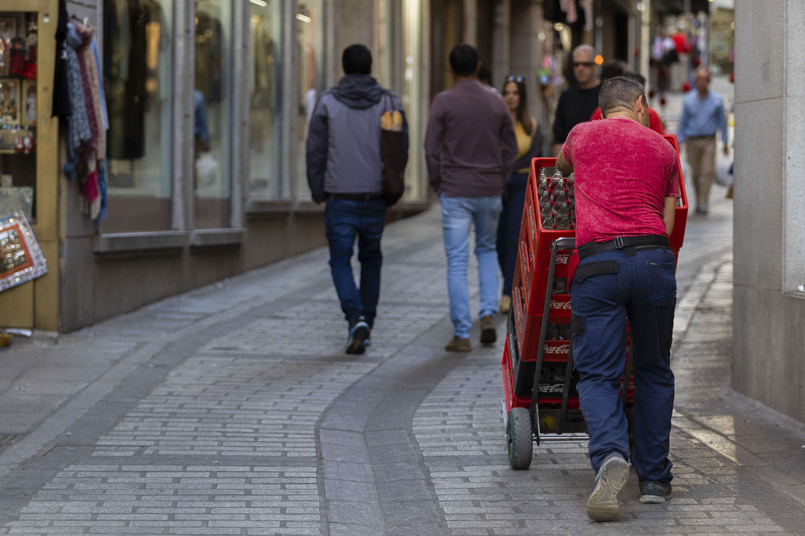 Un hombre reparte bebidas este martes en Toledo. EFE.