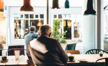 Un jubilado en una cafetería. Pxhere.